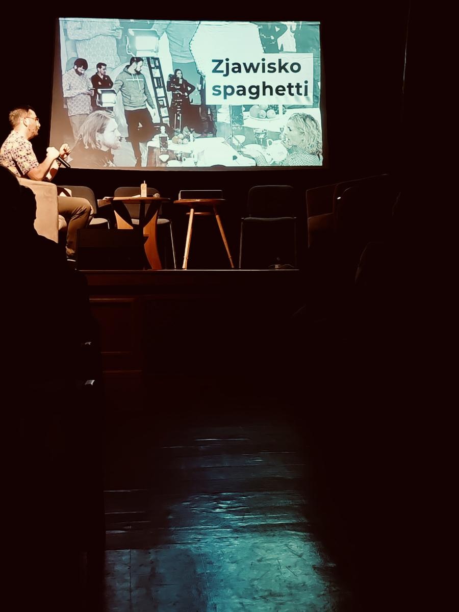 Zdjęcie w galerii na portalu naszraciborz.pl: Miejski Podwieczorek. W MDK-u opowiedziano o powstaniu muralu wiadomości z regionu