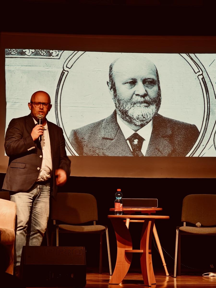 Zdjęcie w galerii na portalu naszraciborz.pl: Miejski Podwieczorek. W MDK-u opowiedziano o powstaniu muralu wiadomości z regionu