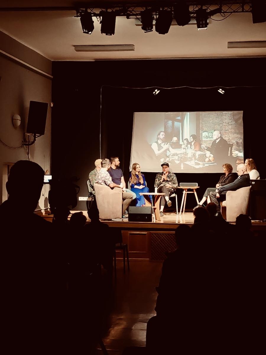 Zdjęcie w galerii na portalu naszraciborz.pl: Miejski Podwieczorek. W MDK-u opowiedziano o powstaniu muralu wiadomości z regionu