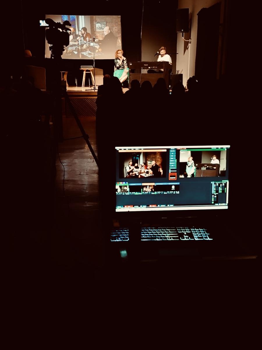 Zdjęcie w galerii na portalu naszraciborz.pl: Miejski Podwieczorek. W MDK-u opowiedziano o powstaniu muralu wiadomości z regionu