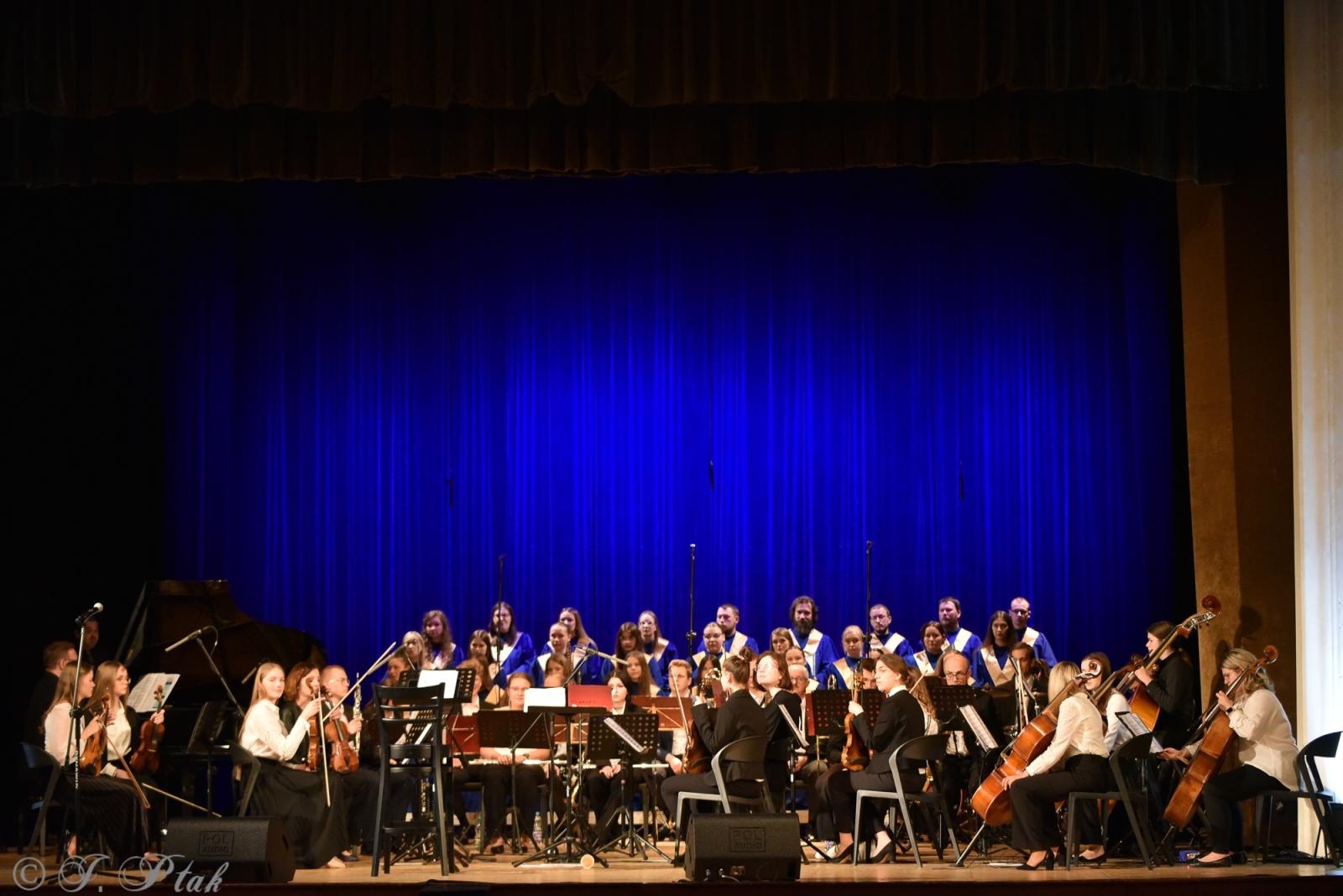 Zdjęcie w galerii na portalu naszraciborz.pl: Wyjątkowy Koncert Muzyki Filmowej. Orkiestry RCK i chór Bel Canto wystąpiły razem na jednej scenie wiadomości z regionu