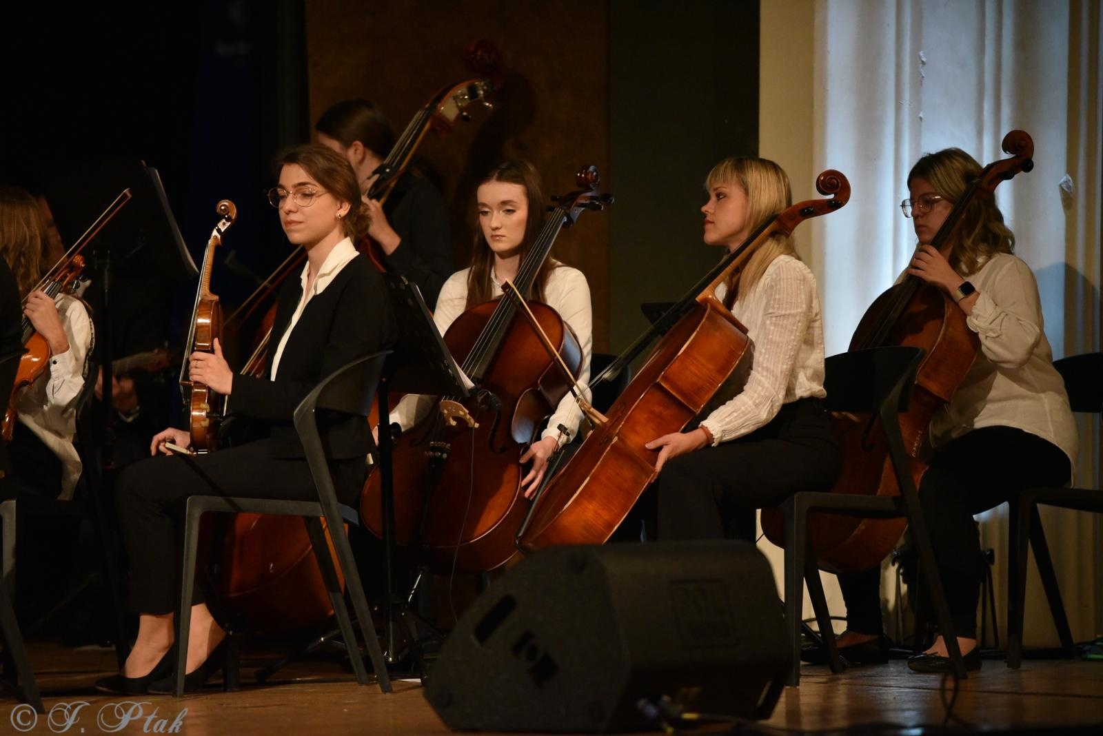 Zdjęcie w galerii na portalu naszraciborz.pl: Wyjątkowy Koncert Muzyki Filmowej. Orkiestry RCK i chór Bel Canto wystąpiły razem na jednej scenie wiadomości z regionu