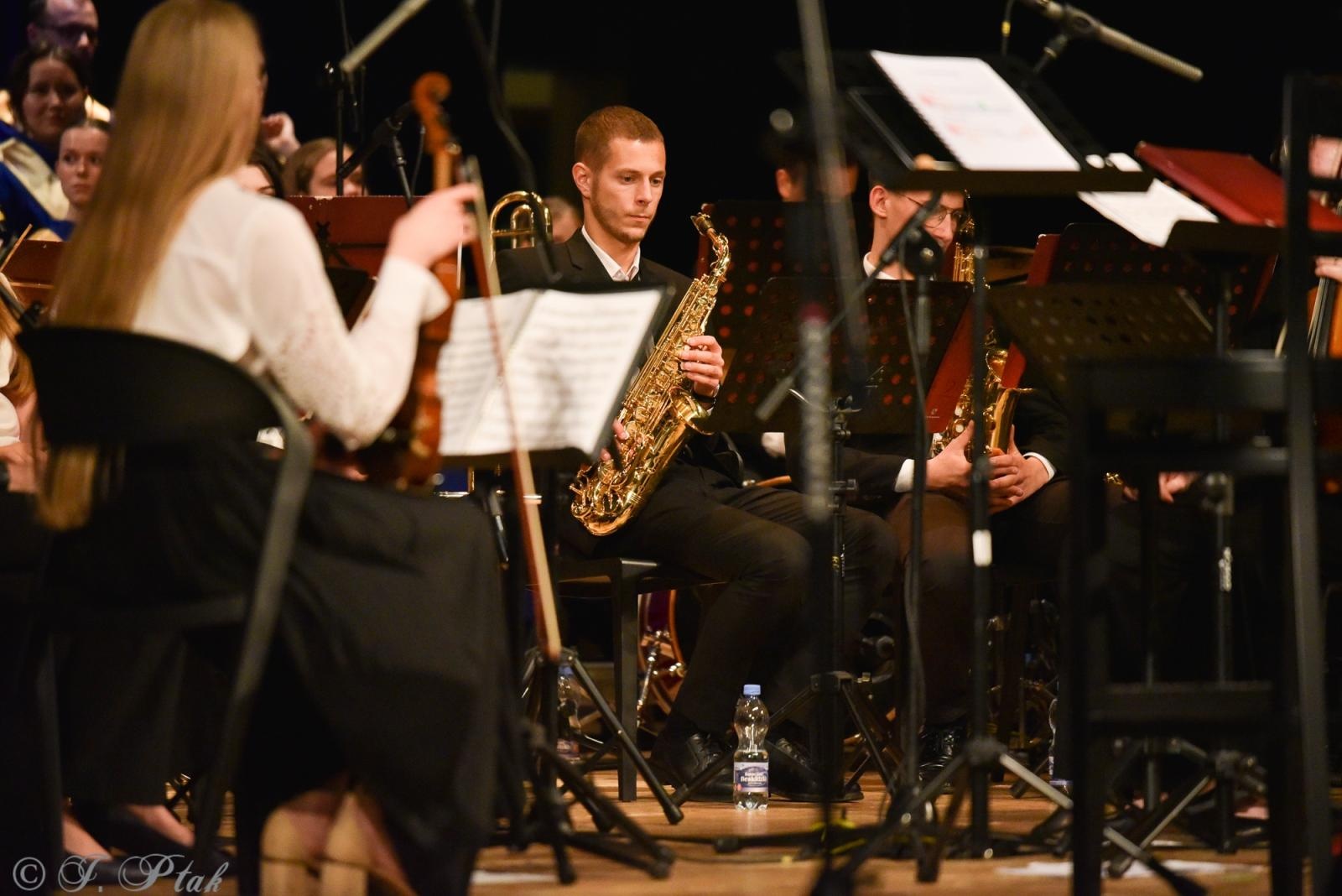 Zdjęcie w galerii na portalu naszraciborz.pl: Wyjątkowy Koncert Muzyki Filmowej. Orkiestry RCK i chór Bel Canto wystąpiły razem na jednej scenie wiadomości z regionu