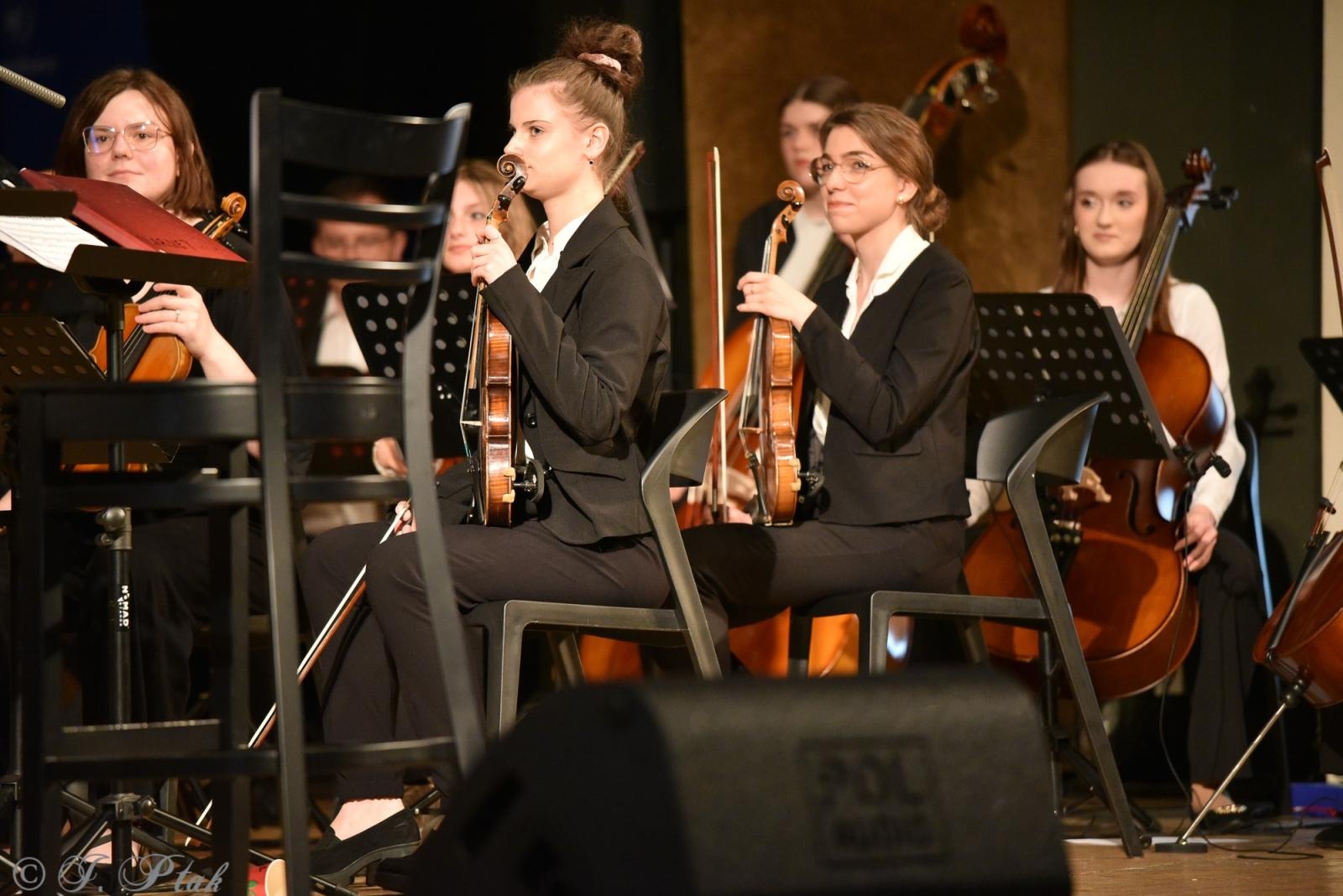 Zdjęcie w galerii na portalu naszraciborz.pl: Wyjątkowy Koncert Muzyki Filmowej. Orkiestry RCK i chór Bel Canto wystąpiły razem na jednej scenie wiadomości z regionu