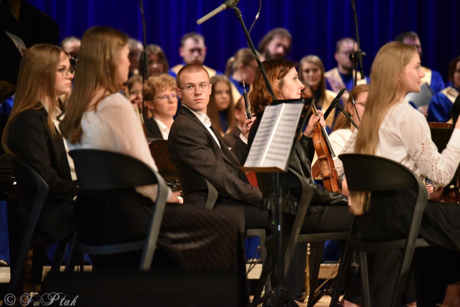 Zdjęcie w galerii na portalu naszraciborz.pl: Wyjątkowy Koncert Muzyki Filmowej. Orkiestry RCK i chór Bel Canto wystąpiły razem na jednej scenie wiadomości z regionu