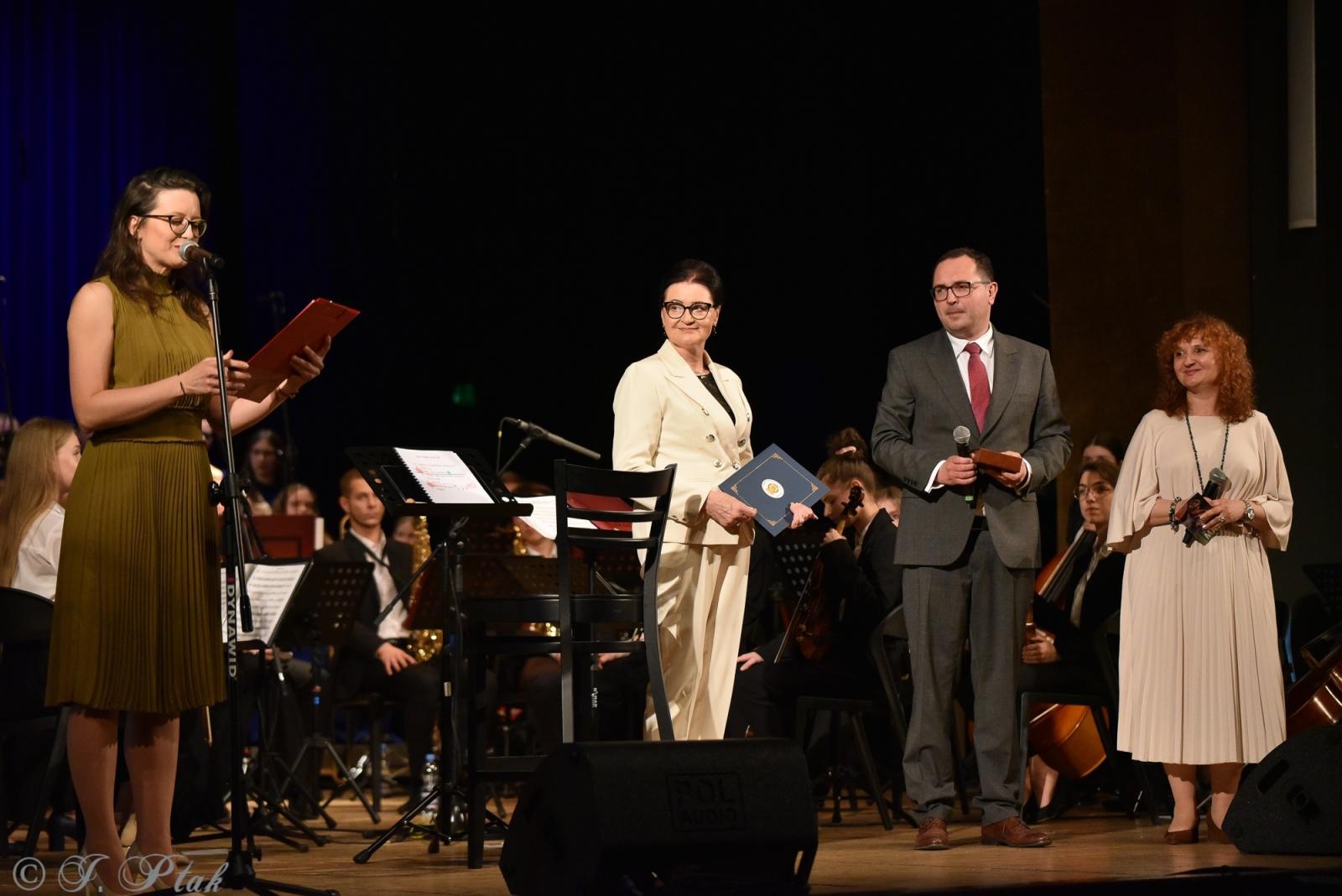 Zdjęcie w galerii na portalu naszraciborz.pl: Wyjątkowy Koncert Muzyki Filmowej. Orkiestry RCK i chór Bel Canto wystąpiły razem na jednej scenie wiadomości z regionu