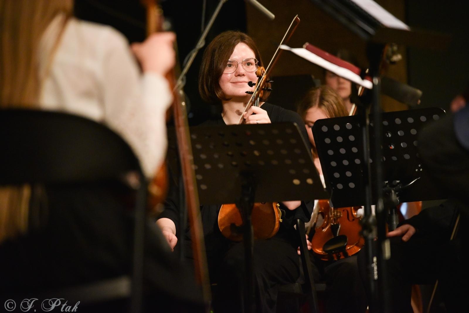 Zdjęcie w galerii na portalu naszraciborz.pl: Wyjątkowy Koncert Muzyki Filmowej. Orkiestry RCK i chór Bel Canto wystąpiły razem na jednej scenie wiadomości z regionu