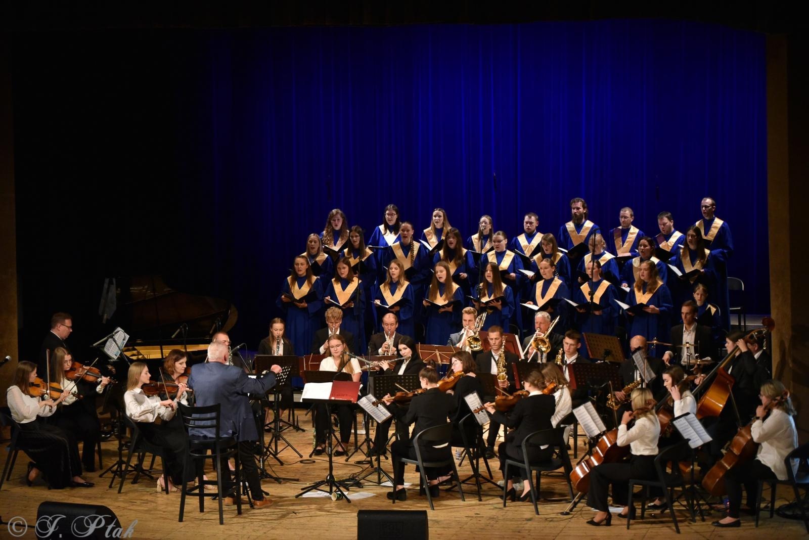 Zdjęcie w galerii na portalu naszraciborz.pl: Wyjątkowy Koncert Muzyki Filmowej. Orkiestry RCK i chór Bel Canto wystąpiły razem na jednej scenie wiadomości z regionu