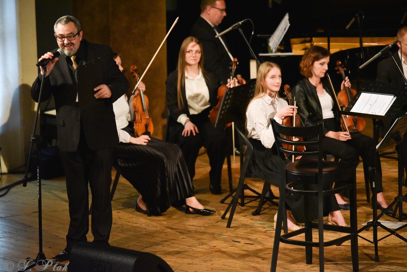 Zdjęcie w galerii na portalu naszraciborz.pl: Wyjątkowy Koncert Muzyki Filmowej. Orkiestry RCK i chór Bel Canto wystąpiły razem na jednej scenie wiadomości z regionu