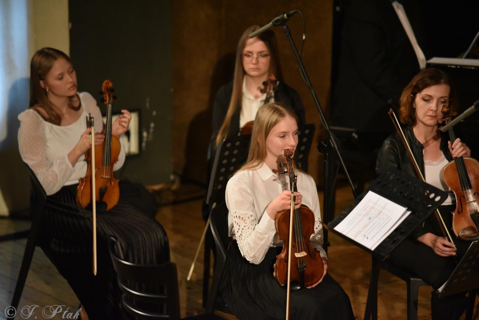 Zdjęcie w galerii na portalu naszraciborz.pl: Wyjątkowy Koncert Muzyki Filmowej. Orkiestry RCK i chór Bel Canto wystąpiły razem na jednej scenie wiadomości z regionu