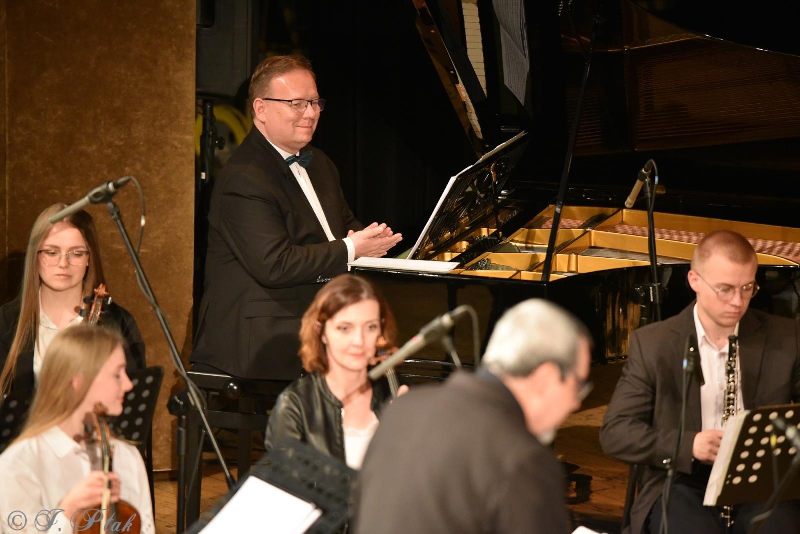 Zdjęcie w galerii na portalu naszraciborz.pl: Wyjątkowy Koncert Muzyki Filmowej. Orkiestry RCK i chór Bel Canto wystąpiły razem na jednej scenie wiadomości z regionu