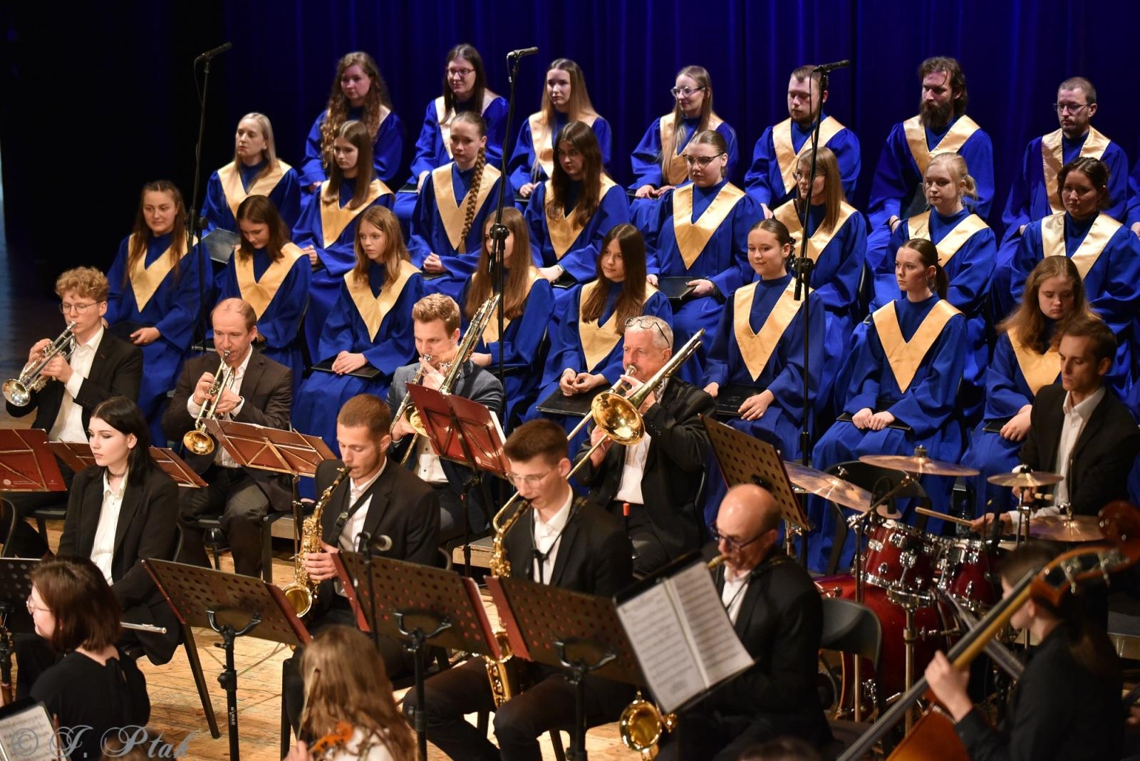 Zdjęcie w galerii na portalu naszraciborz.pl: Wyjątkowy Koncert Muzyki Filmowej. Orkiestry RCK i chór Bel Canto wystąpiły razem na jednej scenie wiadomości z regionu