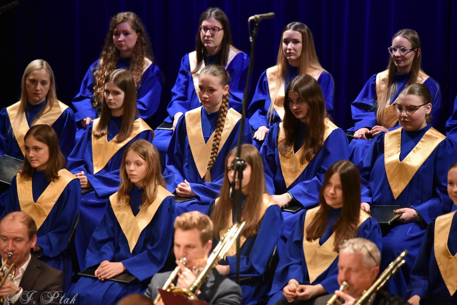 Zdjęcie w galerii na portalu naszraciborz.pl: Wyjątkowy Koncert Muzyki Filmowej. Orkiestry RCK i chór Bel Canto wystąpiły razem na jednej scenie wiadomości z regionu
