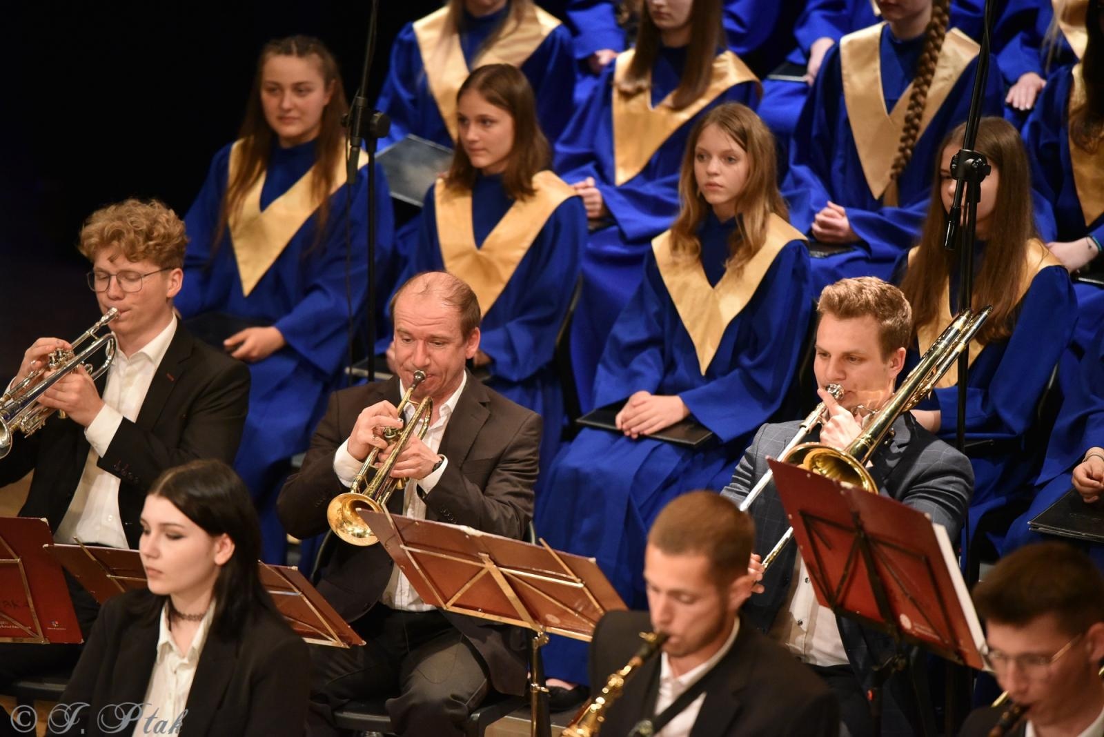 Zdjęcie w galerii na portalu naszraciborz.pl: Wyjątkowy Koncert Muzyki Filmowej. Orkiestry RCK i chór Bel Canto wystąpiły razem na jednej scenie wiadomości z regionu