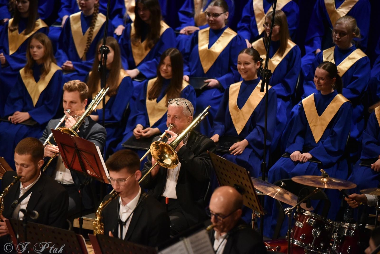 Zdjęcie w galerii na portalu naszraciborz.pl: Wyjątkowy Koncert Muzyki Filmowej. Orkiestry RCK i chór Bel Canto wystąpiły razem na jednej scenie wiadomości z regionu