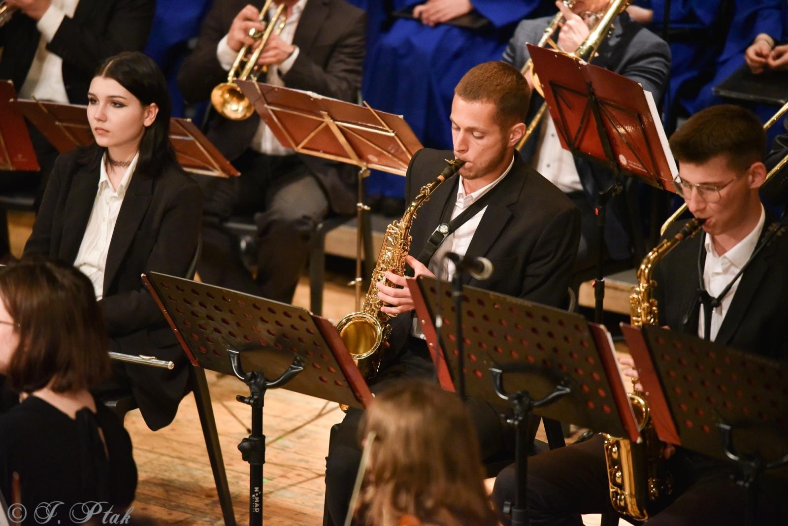 Zdjęcie w galerii na portalu naszraciborz.pl: Wyjątkowy Koncert Muzyki Filmowej. Orkiestry RCK i chór Bel Canto wystąpiły razem na jednej scenie wiadomości z regionu