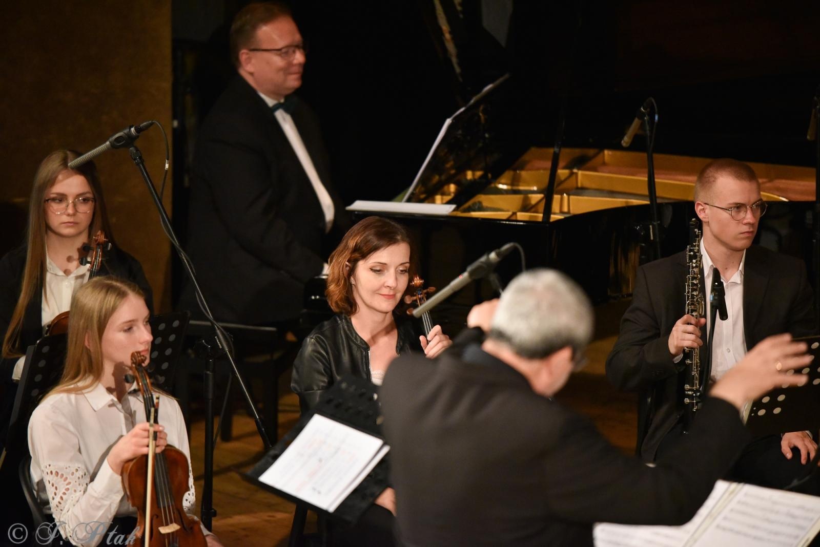 Zdjęcie w galerii na portalu naszraciborz.pl: Wyjątkowy Koncert Muzyki Filmowej. Orkiestry RCK i chór Bel Canto wystąpiły razem na jednej scenie wiadomości z regionu