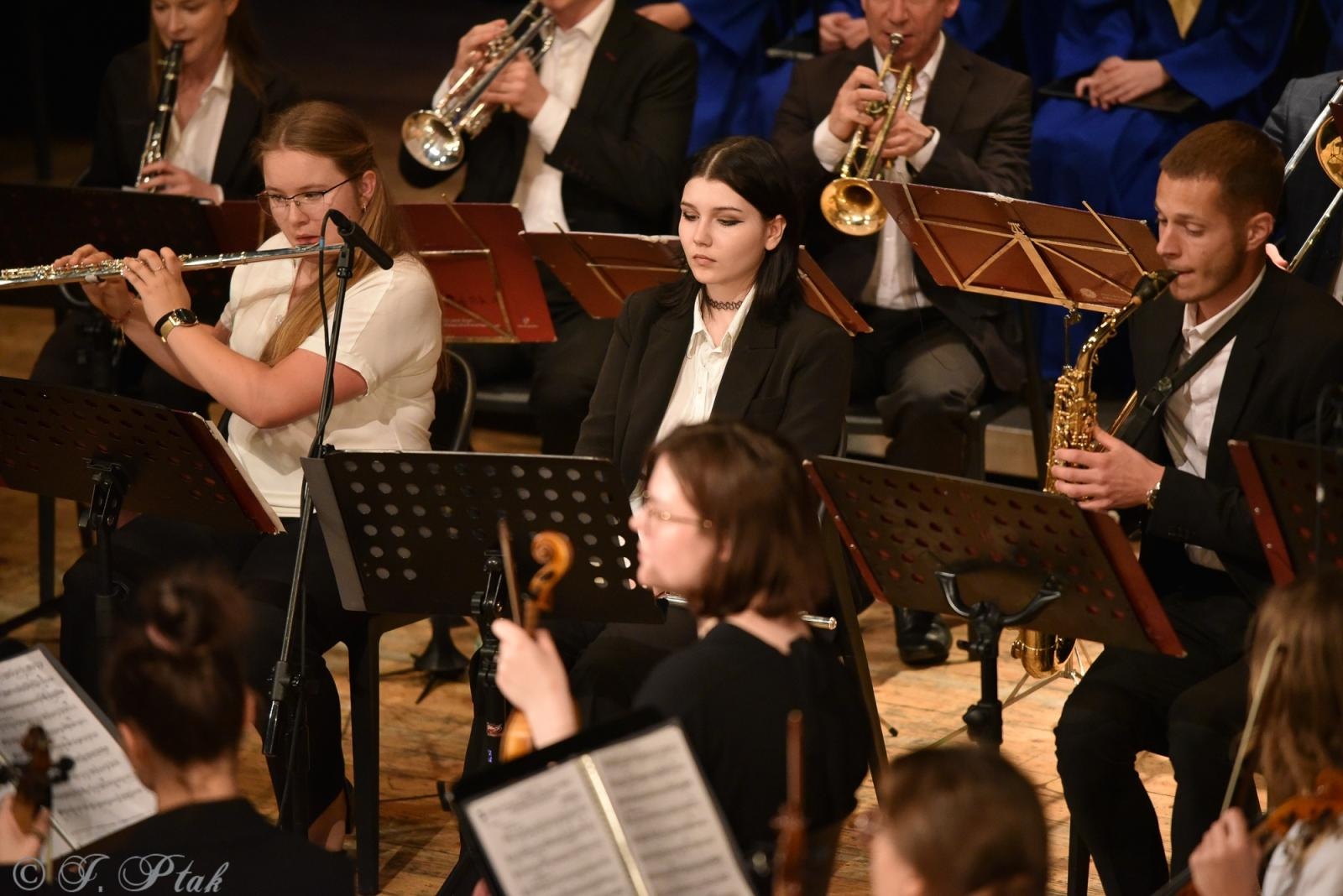 Zdjęcie w galerii na portalu naszraciborz.pl: Wyjątkowy Koncert Muzyki Filmowej. Orkiestry RCK i chór Bel Canto wystąpiły razem na jednej scenie wiadomości z regionu