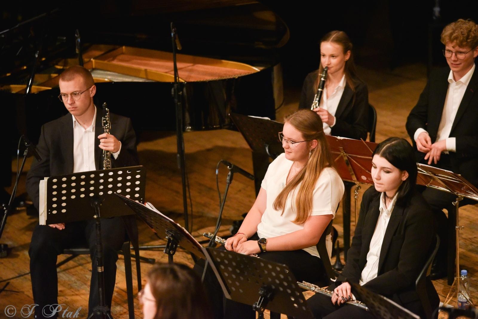 Zdjęcie w galerii na portalu naszraciborz.pl: Wyjątkowy Koncert Muzyki Filmowej. Orkiestry RCK i chór Bel Canto wystąpiły razem na jednej scenie wiadomości z regionu