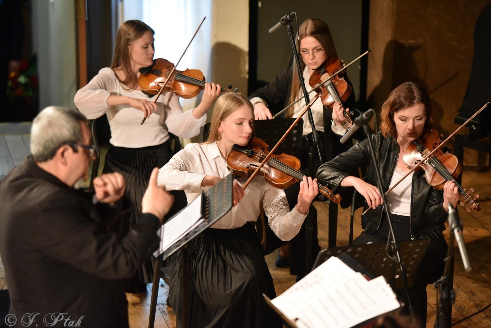 Zdjęcie w galerii na portalu naszraciborz.pl: Wyjątkowy Koncert Muzyki Filmowej. Orkiestry RCK i chór Bel Canto wystąpiły razem na jednej scenie wiadomości z regionu