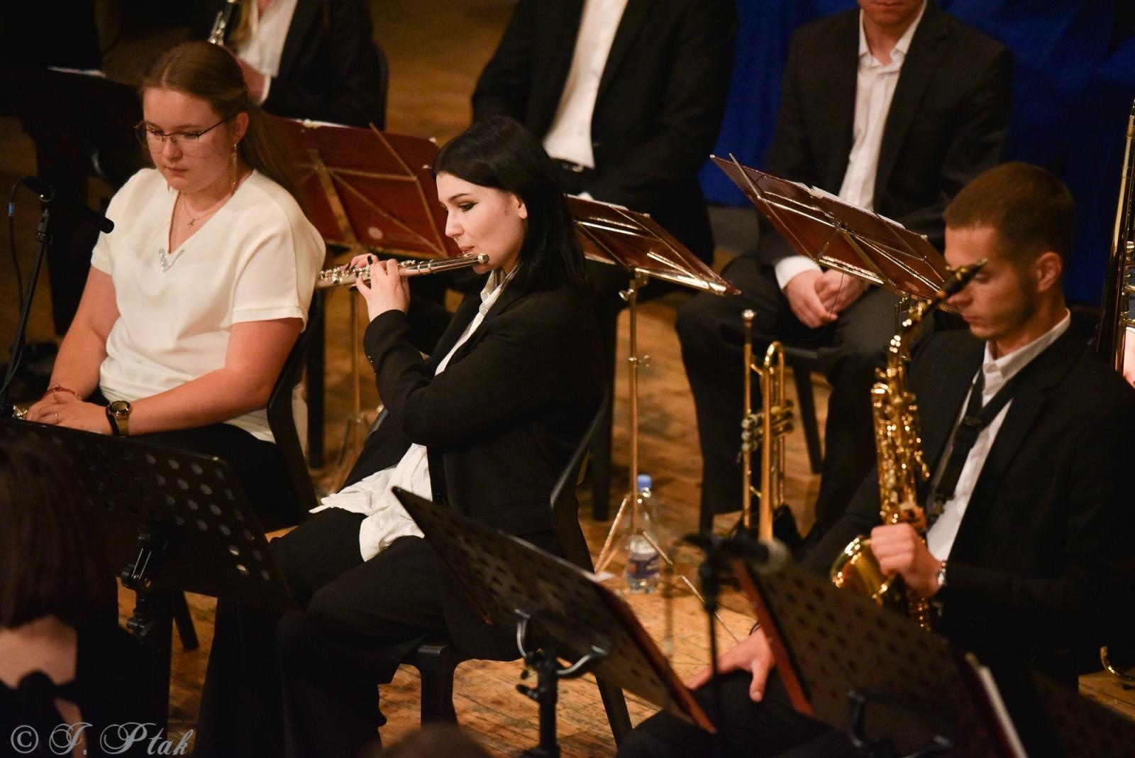 Zdjęcie w galerii na portalu naszraciborz.pl: Wyjątkowy Koncert Muzyki Filmowej. Orkiestry RCK i chór Bel Canto wystąpiły razem na jednej scenie wiadomości z regionu