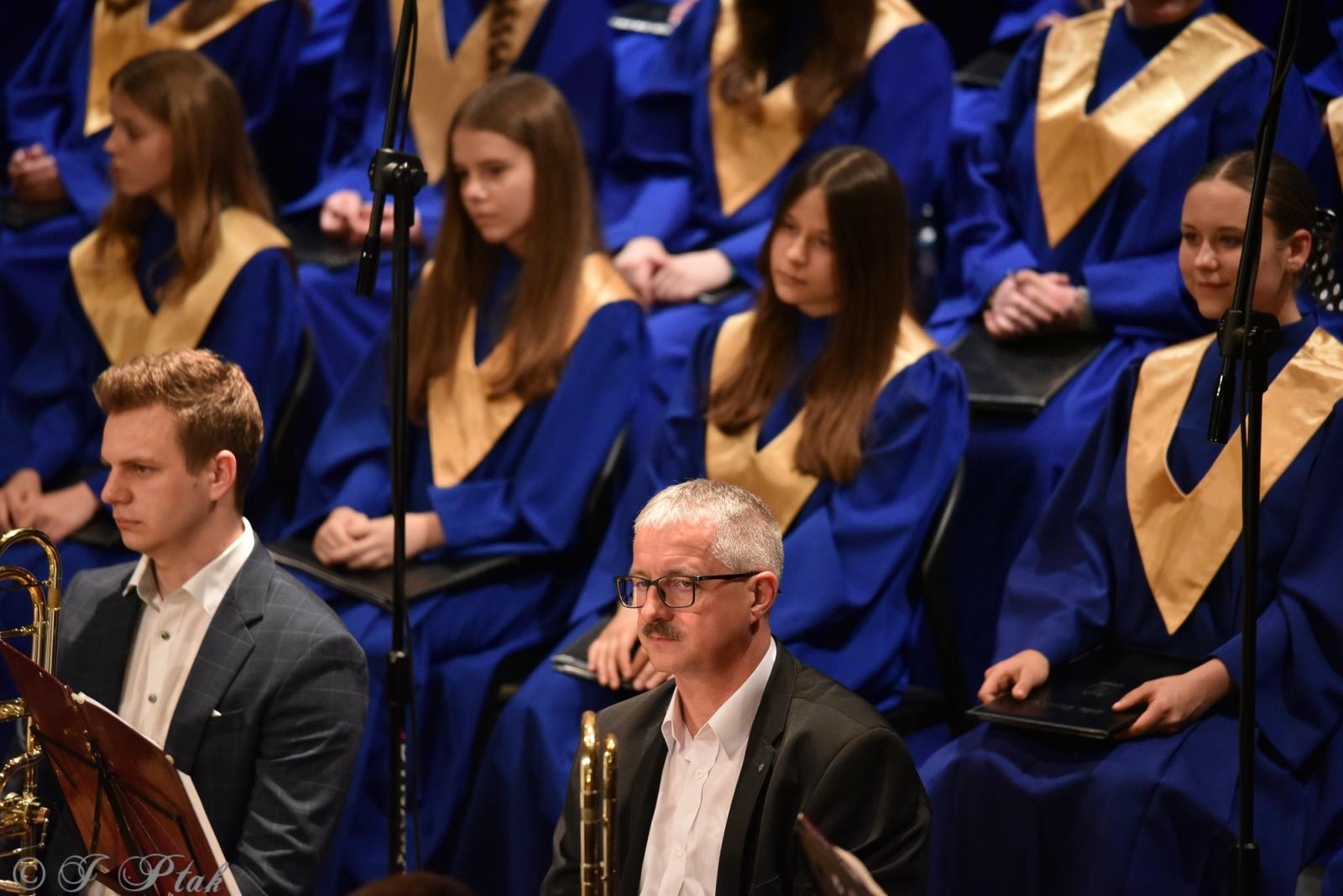 Zdjęcie w galerii na portalu naszraciborz.pl: Wyjątkowy Koncert Muzyki Filmowej. Orkiestry RCK i chór Bel Canto wystąpiły razem na jednej scenie wiadomości z regionu