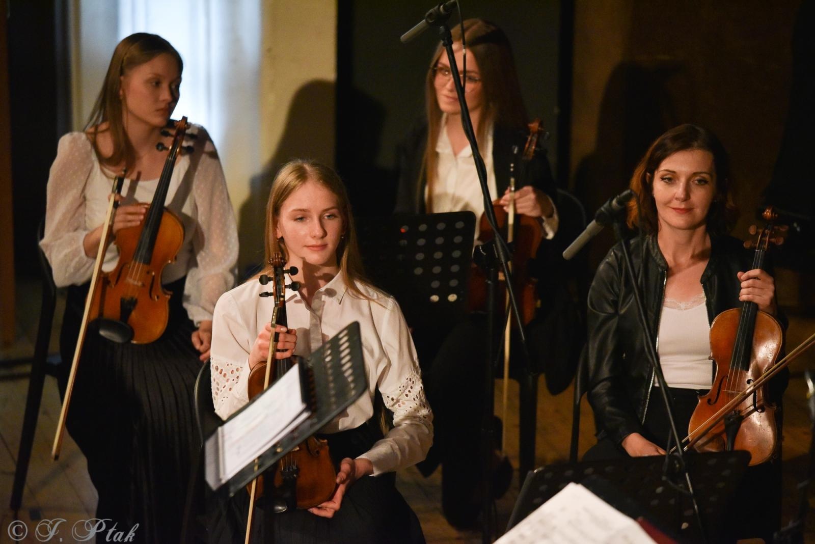 Zdjęcie w galerii na portalu naszraciborz.pl: Wyjątkowy Koncert Muzyki Filmowej. Orkiestry RCK i chór Bel Canto wystąpiły razem na jednej scenie wiadomości z regionu