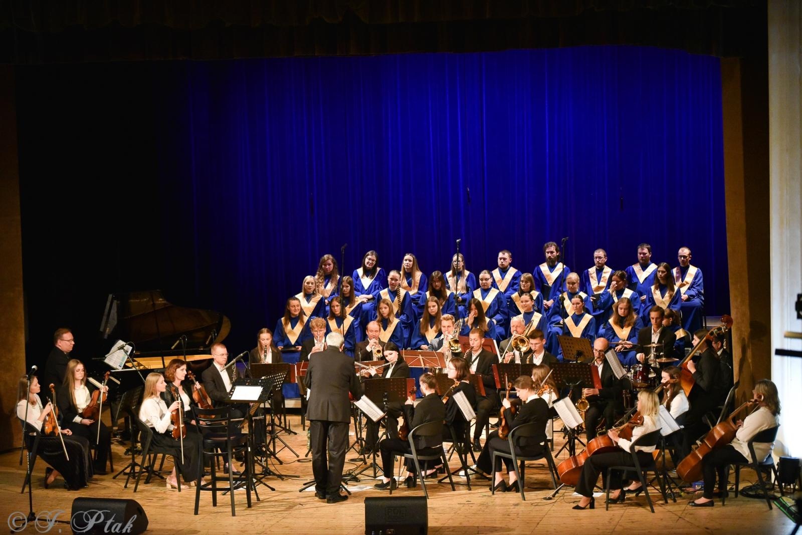 Zdjęcie w galerii na portalu naszraciborz.pl: Wyjątkowy Koncert Muzyki Filmowej. Orkiestry RCK i chór Bel Canto wystąpiły razem na jednej scenie wiadomości z regionu