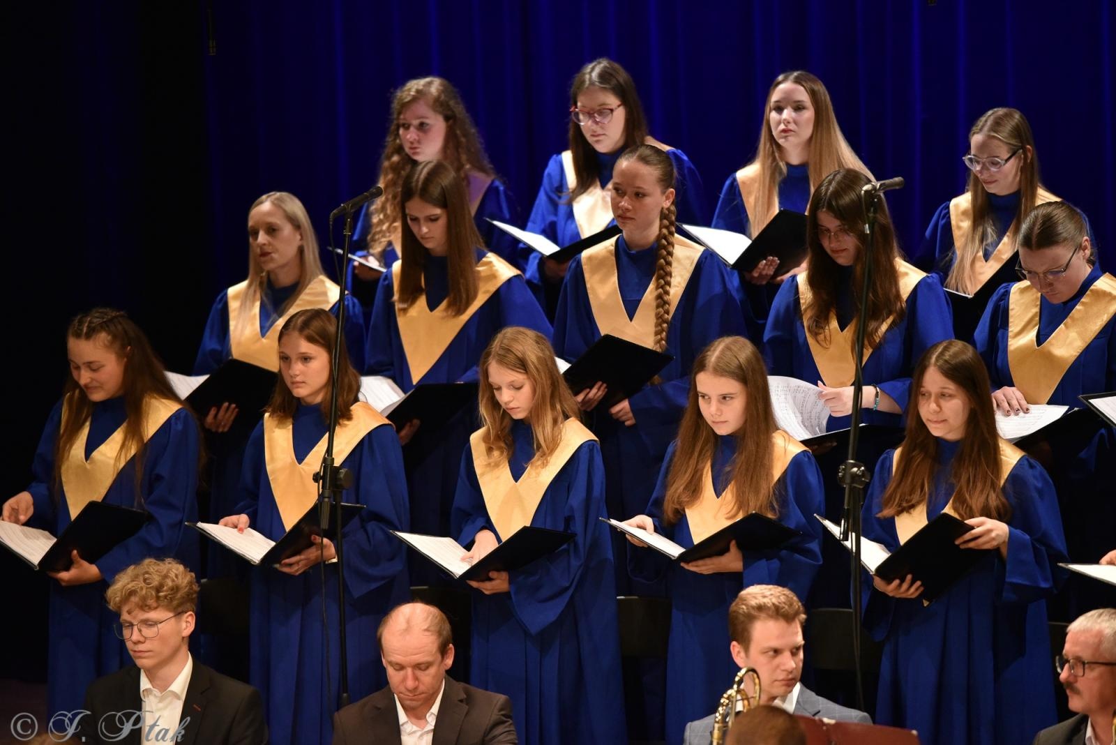Zdjęcie w galerii na portalu naszraciborz.pl: Wyjątkowy Koncert Muzyki Filmowej. Orkiestry RCK i chór Bel Canto wystąpiły razem na jednej scenie wiadomości z regionu