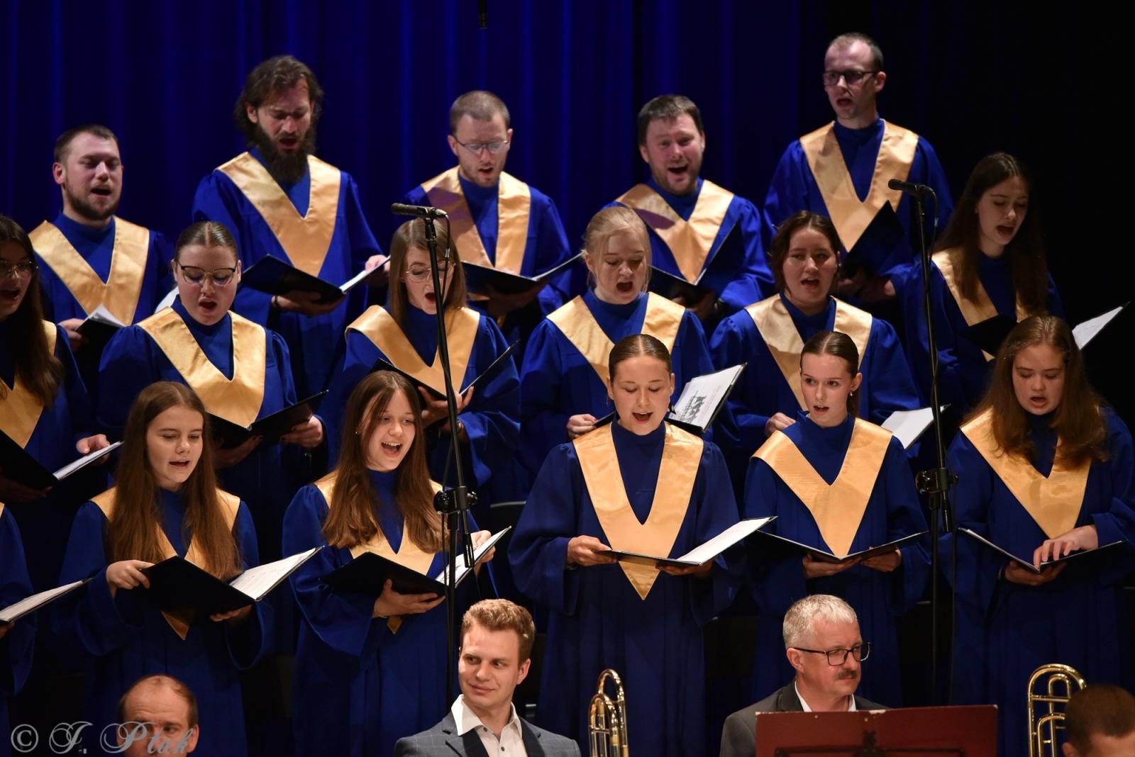 Zdjęcie w galerii na portalu naszraciborz.pl: Wyjątkowy Koncert Muzyki Filmowej. Orkiestry RCK i chór Bel Canto wystąpiły razem na jednej scenie wiadomości z regionu