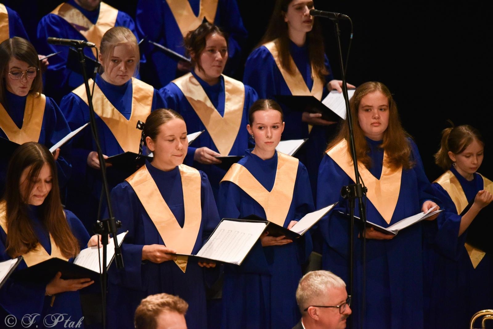 Zdjęcie w galerii na portalu naszraciborz.pl: Wyjątkowy Koncert Muzyki Filmowej. Orkiestry RCK i chór Bel Canto wystąpiły razem na jednej scenie wiadomości z regionu