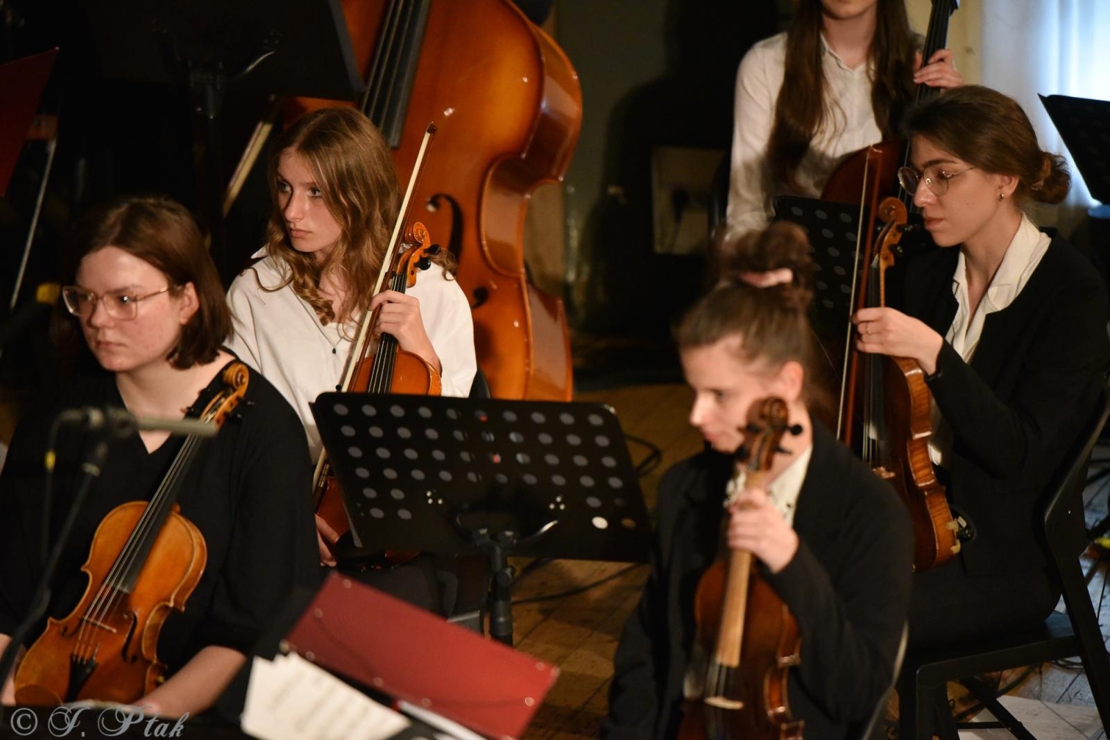 Zdjęcie w galerii na portalu naszraciborz.pl: Wyjątkowy Koncert Muzyki Filmowej. Orkiestry RCK i chór Bel Canto wystąpiły razem na jednej scenie wiadomości z regionu