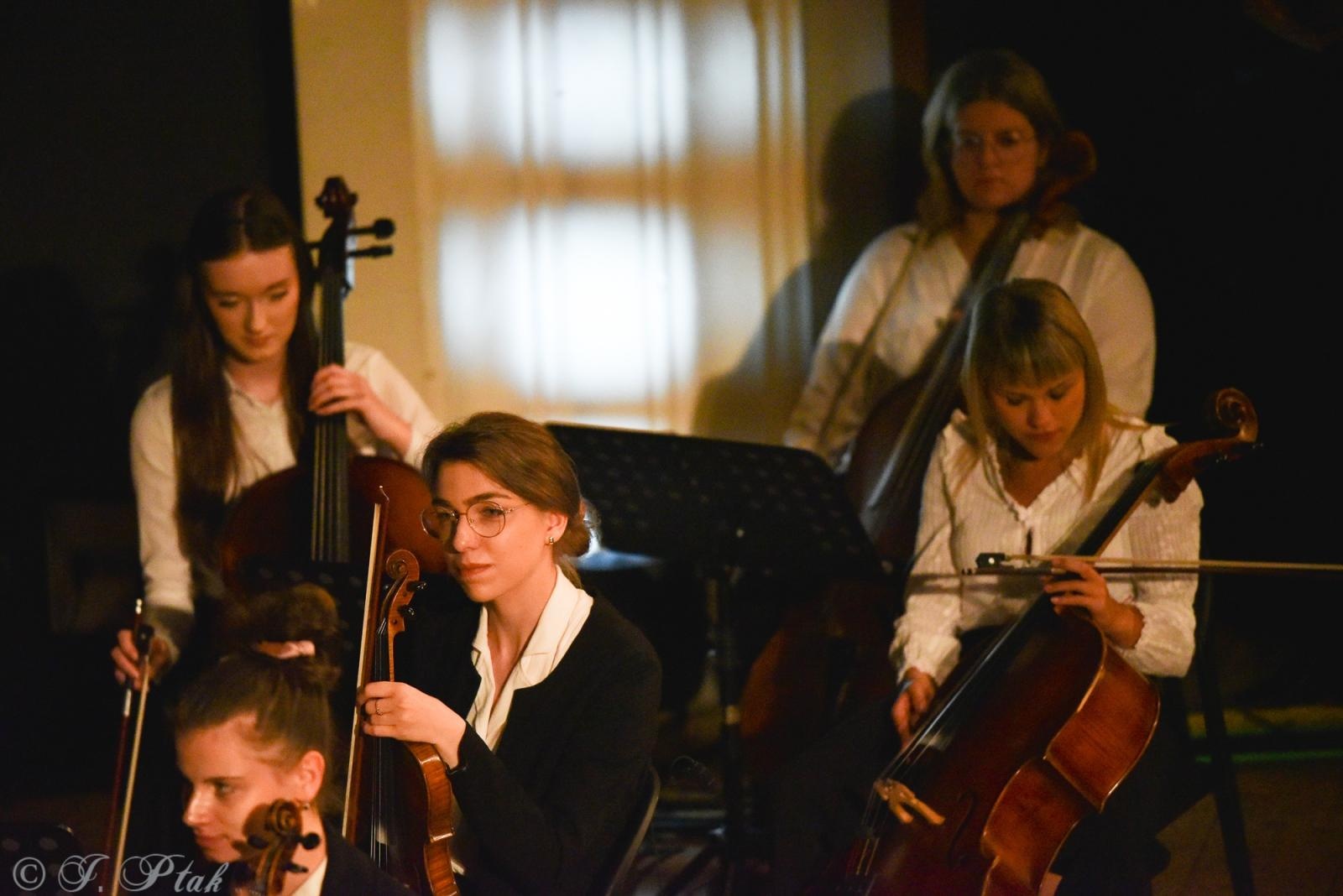 Zdjęcie w galerii na portalu naszraciborz.pl: Wyjątkowy Koncert Muzyki Filmowej. Orkiestry RCK i chór Bel Canto wystąpiły razem na jednej scenie wiadomości z regionu