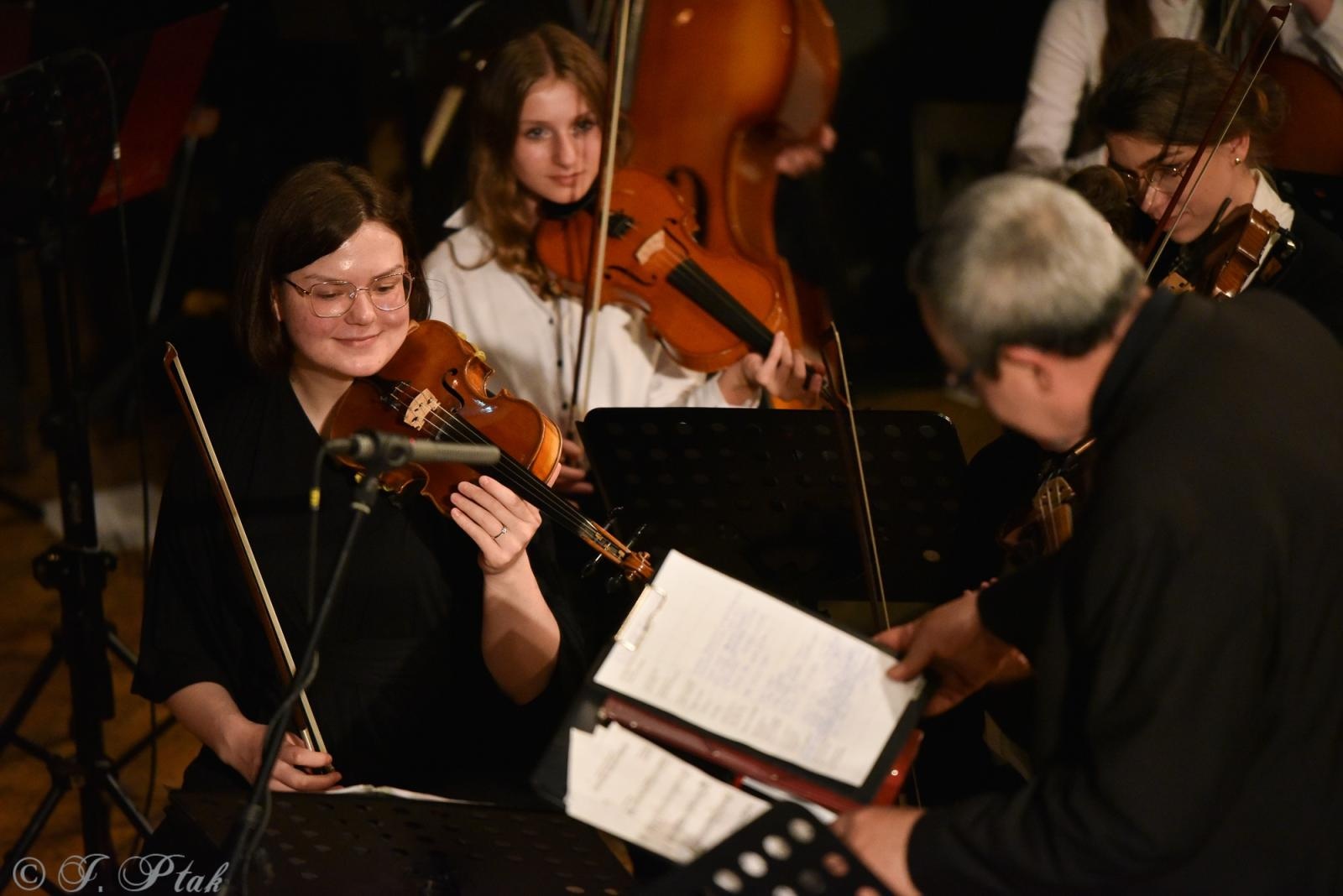 Zdjęcie w galerii na portalu naszraciborz.pl: Wyjątkowy Koncert Muzyki Filmowej. Orkiestry RCK i chór Bel Canto wystąpiły razem na jednej scenie wiadomości z regionu