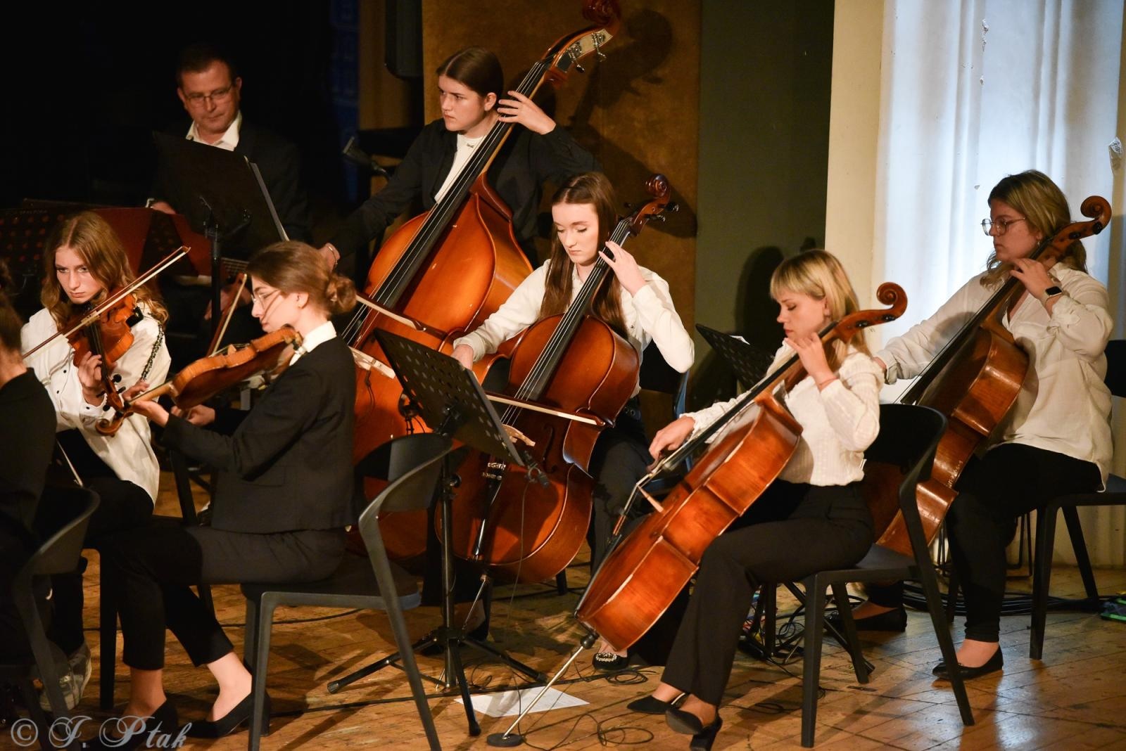 Zdjęcie w galerii na portalu naszraciborz.pl: Wyjątkowy Koncert Muzyki Filmowej. Orkiestry RCK i chór Bel Canto wystąpiły razem na jednej scenie wiadomości z regionu