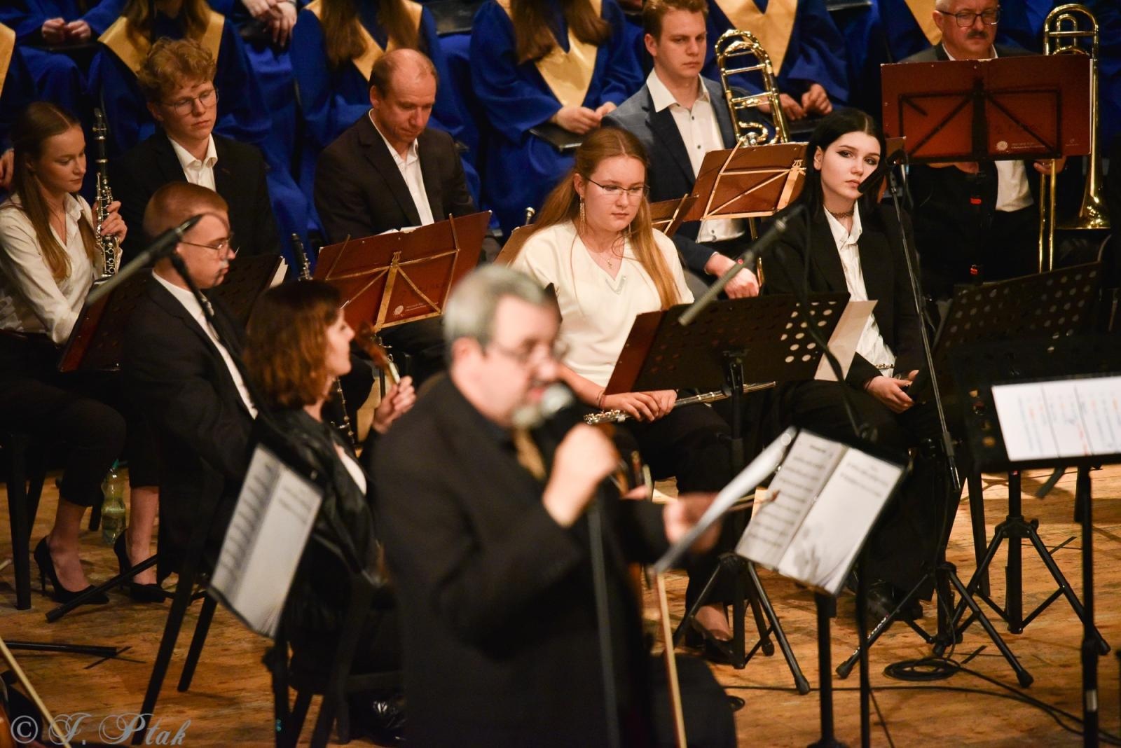 Zdjęcie w galerii na portalu naszraciborz.pl: Wyjątkowy Koncert Muzyki Filmowej. Orkiestry RCK i chór Bel Canto wystąpiły razem na jednej scenie wiadomości z regionu