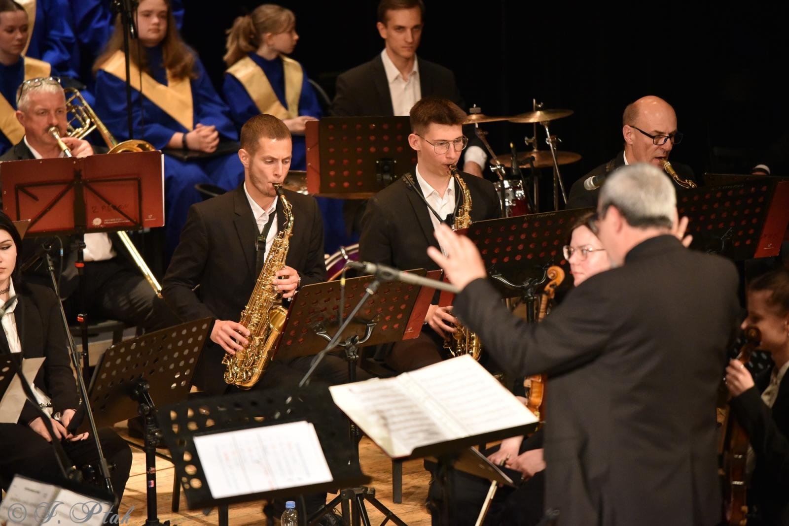 Zdjęcie w galerii na portalu naszraciborz.pl: Wyjątkowy Koncert Muzyki Filmowej. Orkiestry RCK i chór Bel Canto wystąpiły razem na jednej scenie wiadomości z regionu