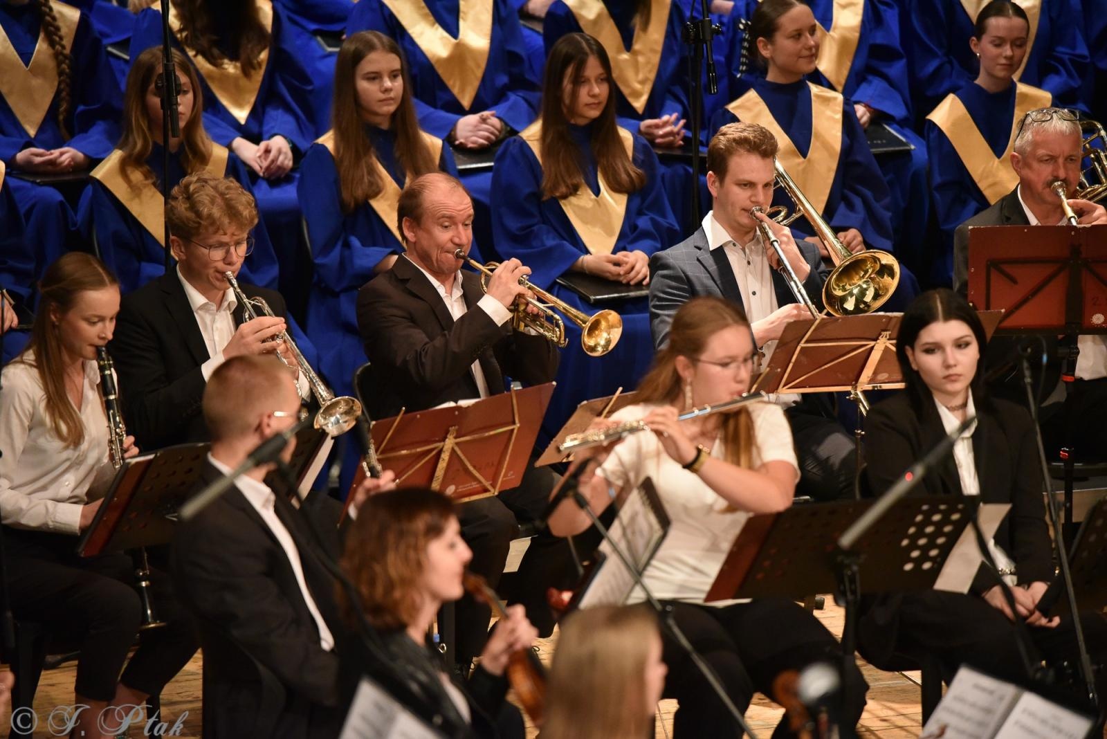 Zdjęcie w galerii na portalu naszraciborz.pl: Wyjątkowy Koncert Muzyki Filmowej. Orkiestry RCK i chór Bel Canto wystąpiły razem na jednej scenie wiadomości z regionu