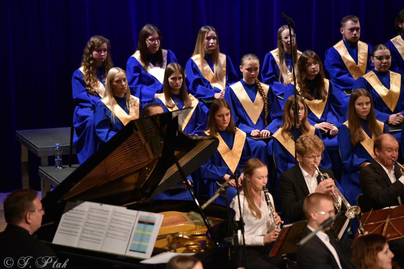 Zdjęcie w galerii na portalu naszraciborz.pl: Wyjątkowy Koncert Muzyki Filmowej. Orkiestry RCK i chór Bel Canto wystąpiły razem na jednej scenie wiadomości z regionu