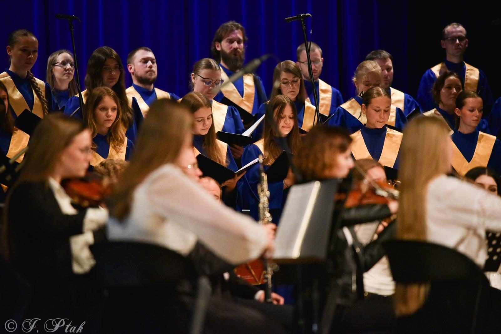 Zdjęcie w galerii na portalu naszraciborz.pl: Wyjątkowy Koncert Muzyki Filmowej. Orkiestry RCK i chór Bel Canto wystąpiły razem na jednej scenie wiadomości z regionu