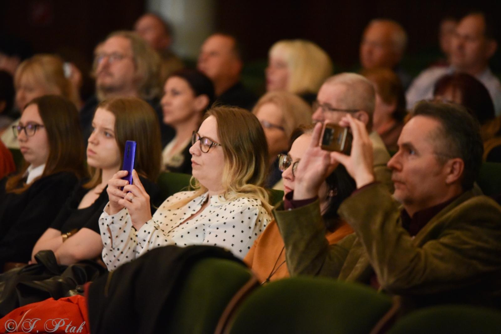 Zdjęcie w galerii na portalu naszraciborz.pl: Wyjątkowy Koncert Muzyki Filmowej. Orkiestry RCK i chór Bel Canto wystąpiły razem na jednej scenie wiadomości z regionu
