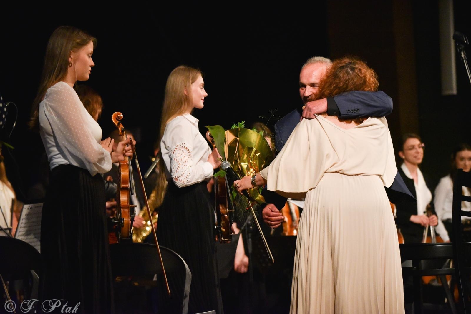 Zdjęcie w galerii na portalu naszraciborz.pl: Wyjątkowy Koncert Muzyki Filmowej. Orkiestry RCK i chór Bel Canto wystąpiły razem na jednej scenie wiadomości z regionu