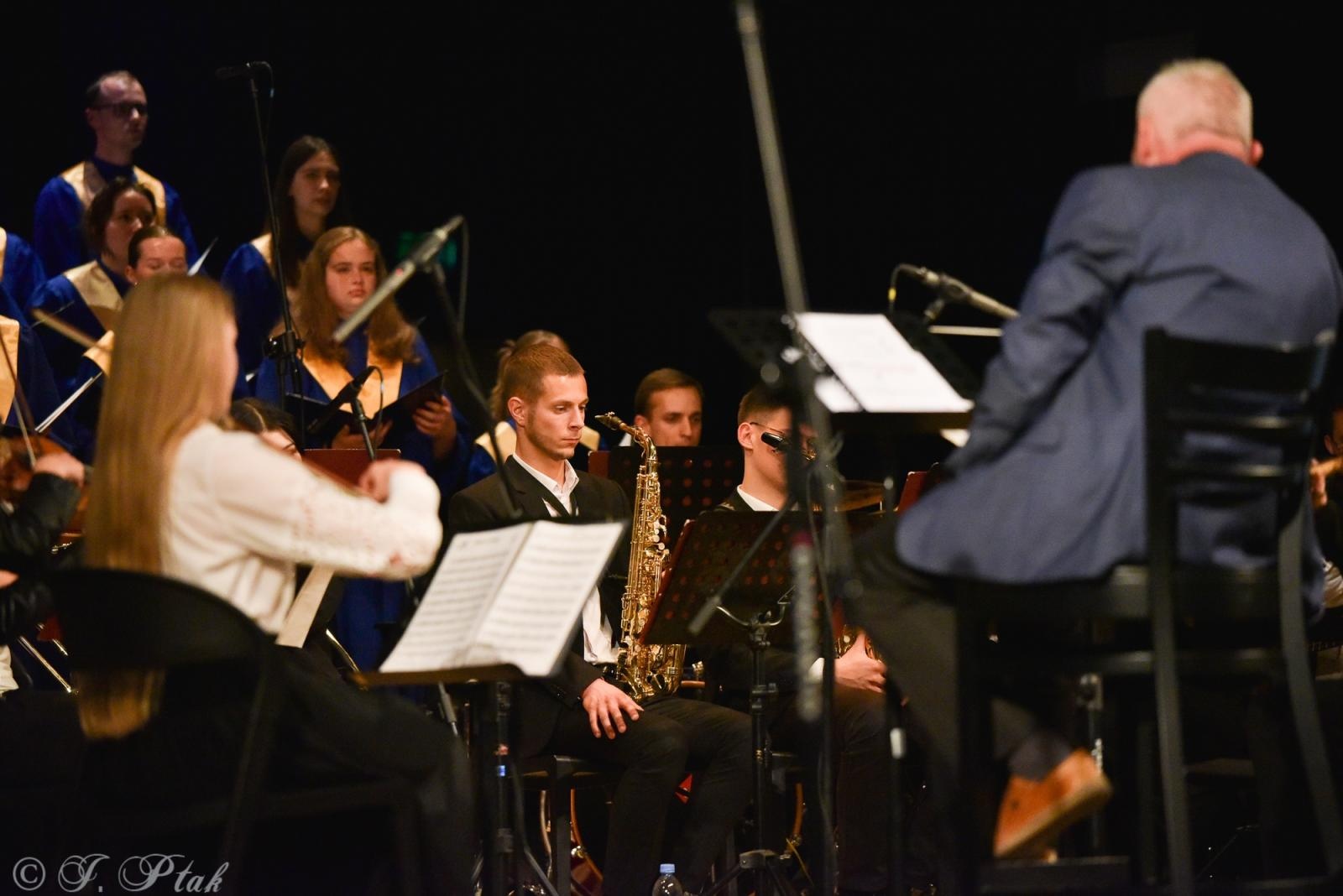 Zdjęcie w galerii na portalu naszraciborz.pl: Wyjątkowy Koncert Muzyki Filmowej. Orkiestry RCK i chór Bel Canto wystąpiły razem na jednej scenie wiadomości z regionu
