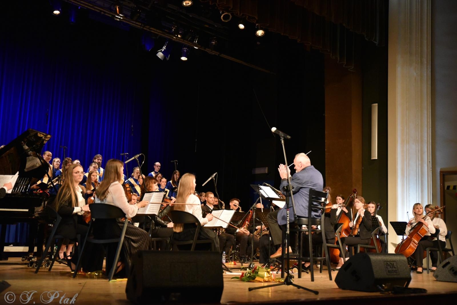 Zdjęcie w galerii na portalu naszraciborz.pl: Wyjątkowy Koncert Muzyki Filmowej. Orkiestry RCK i chór Bel Canto wystąpiły razem na jednej scenie wiadomości z regionu