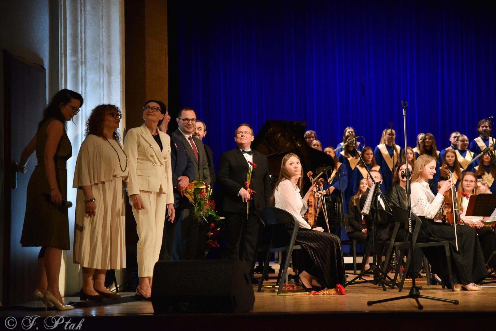 Zdjęcie w galerii na portalu naszraciborz.pl: Wyjątkowy Koncert Muzyki Filmowej. Orkiestry RCK i chór Bel Canto wystąpiły razem na jednej scenie wiadomości z regionu