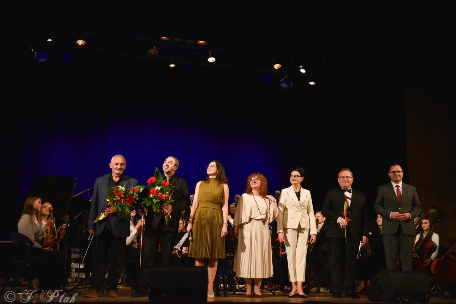 Zdjęcie w galerii na portalu naszraciborz.pl: Wyjątkowy Koncert Muzyki Filmowej. Orkiestry RCK i chór Bel Canto wystąpiły razem na jednej scenie wiadomości z regionu