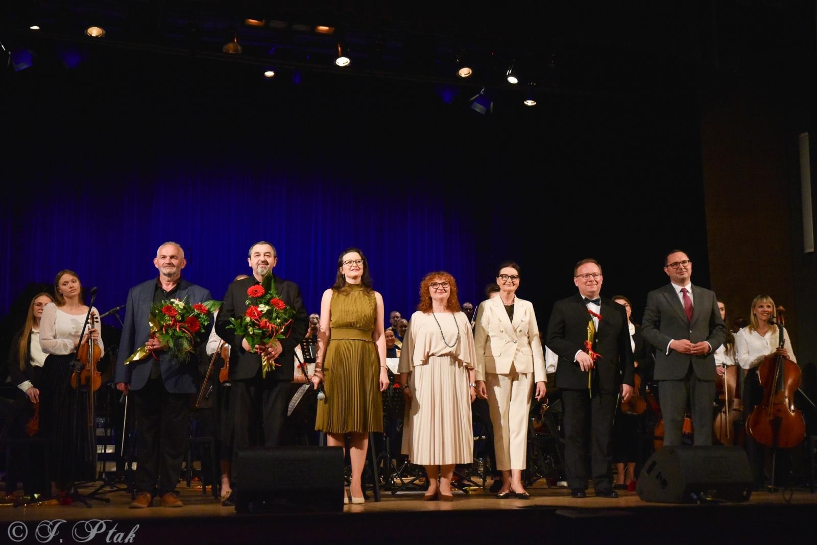 Zdjęcie w galerii na portalu naszraciborz.pl: Wyjątkowy Koncert Muzyki Filmowej. Orkiestry RCK i chór Bel Canto wystąpiły razem na jednej scenie wiadomości z regionu