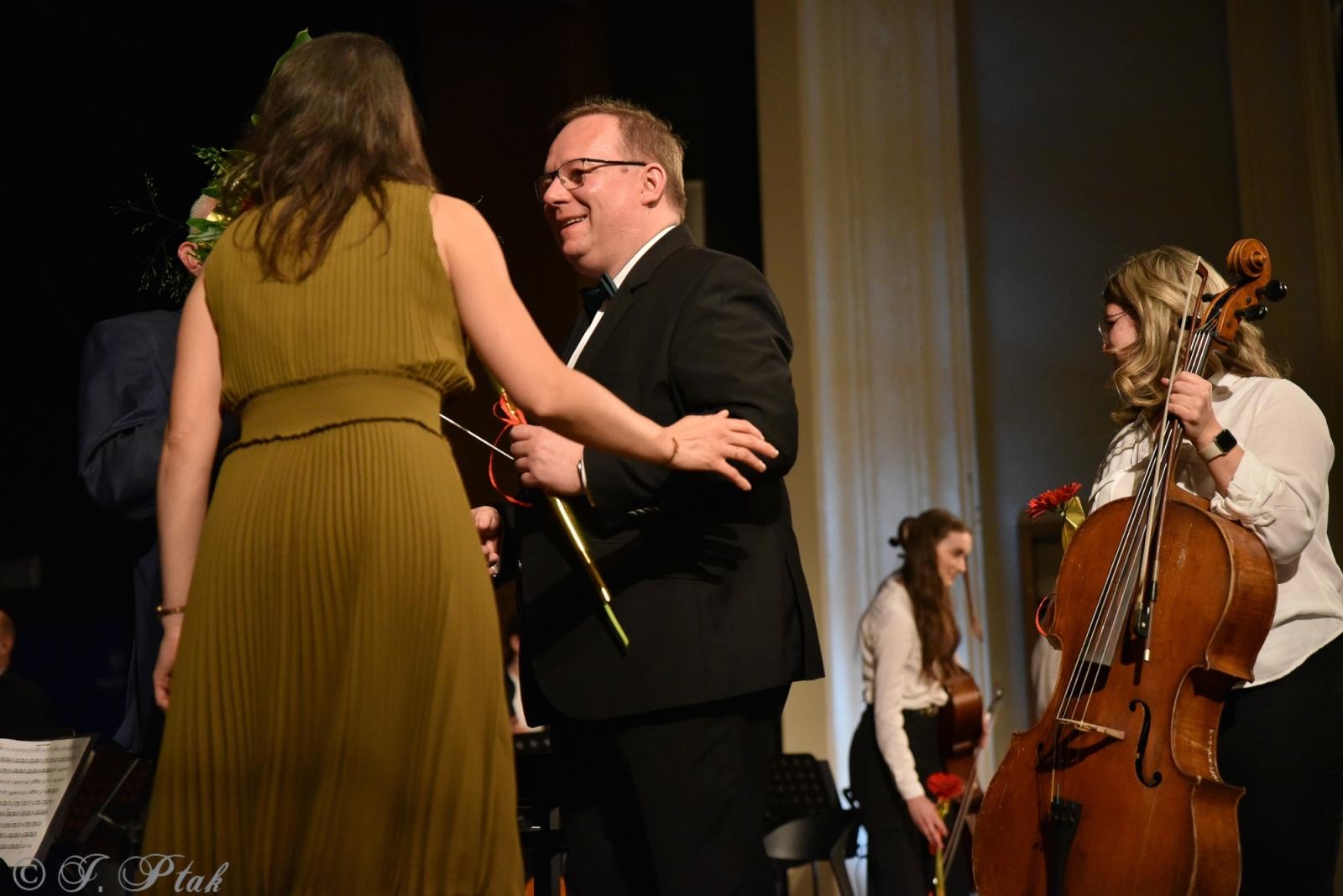 Zdjęcie w galerii na portalu naszraciborz.pl: Wyjątkowy Koncert Muzyki Filmowej. Orkiestry RCK i chór Bel Canto wystąpiły razem na jednej scenie wiadomości z regionu