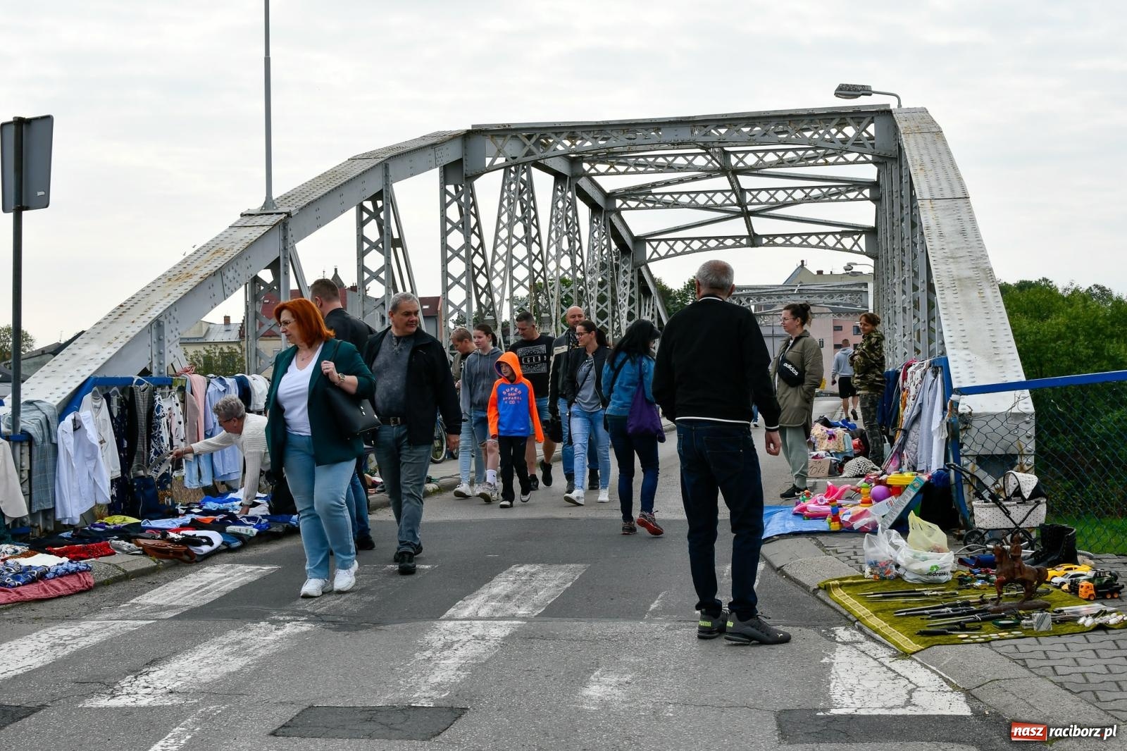 Zdjęcie w galerii na portalu naszraciborz.pl: Tłumy na jarmarku w Chałupkach [FOTO i WIDEO] wiadomości z regionu