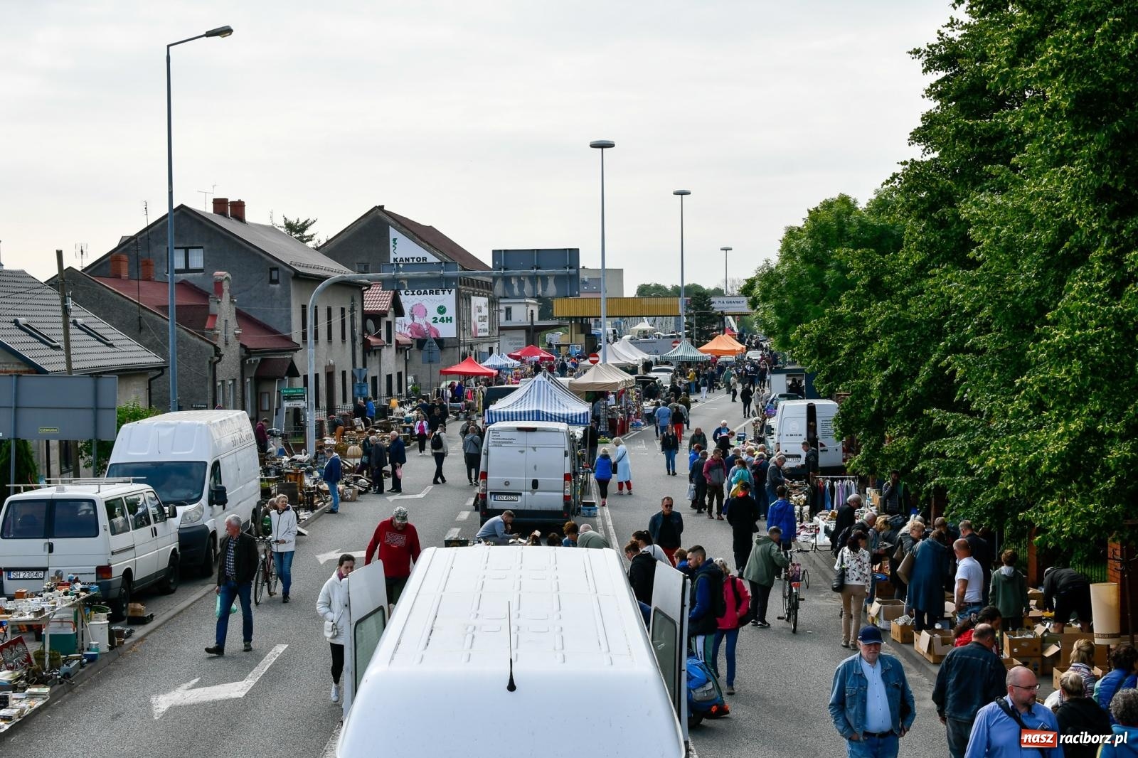 Zdjęcie w galerii na portalu naszraciborz.pl: Tłumy na jarmarku w Chałupkach [FOTO i WIDEO] wiadomości z regionu